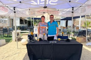 El presentador del Hoy por Hoy, Guillermo Mirón y el gerente de ‘Dreams Náutico, restaurante y hostal’, David Franco, ayer durante la última emisión del programa de verano en Garrucha.