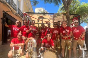 Como cada año, la charanga de La Voz de Almería ha sido fiel a su cita con la Feria de Mediodía llenando el centro de música y buen ambiente.