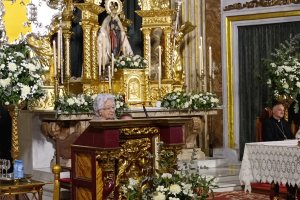 La pregonera, bajo la Virgen del Mar.