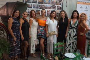 Elegancia en estado puro en uno de los rincones La Pita, caseta decorada por Ana Maldonado.