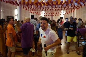 El cantante de Wachi Flamenco se ha bajado del escenario para cantar con el público.