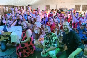 Foto de familia del grupo \'Noches de Candela\' y socios y amigos de la caseta La Pita.