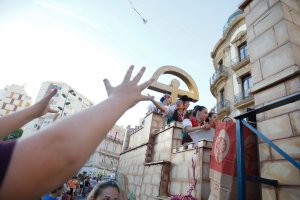 La tradicional Batalla de Flores ha vuelto a inundar el centro de Almería.