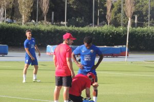 Ramazani es atendido en la banda.