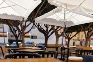 Picada uruguaya, con quesos, embutidos, mayonesa, picos y frutos secos.