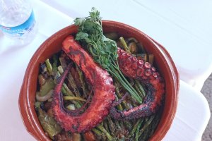 Pulpo con parrillada de verduras.