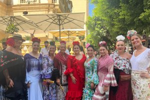 María del Mar, Carmen del Mar, Noelia, Inma, Victoria, Gracia, Justi, Aurora y Carmen Mari posan \'antes muertas que sencillas\' cada año en la Feria.