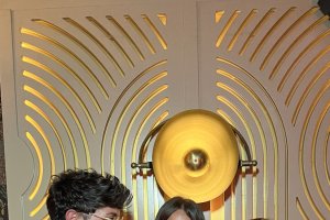 Andrés, Carla y Loli lucen nuevo abanico en el local de moda de la Feria 2023.