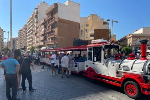 Reparto de abanicos y pregón reivindicativo frente al Mercado Central