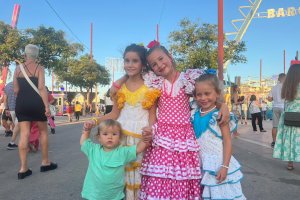 Martina, Maya, Sara y Nilo de Almería lucen vestidos que un día llevaron sus madres.