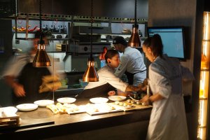 La cocina a pleno ritmo.