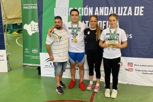 Emilio José Guirado con los campeones y Abigail Guerrero.