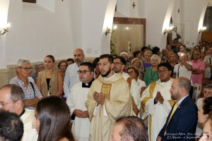 Manuel Piedra, entrando en la iglesia de El Alquián en su primera misa.