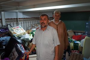 Abdallah Mhanna y Azzeddine Boulmakoul junto a las decenas de bolsas de mantas, ropa y alimentos donados para los afectados por el terremoto.