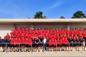 Foto de familia de los árbitros en la Universidad de Almería después de superar las pruebas con éxito.