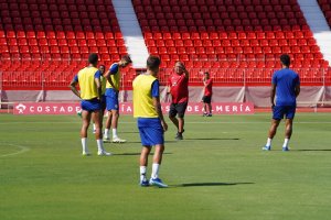 Lasarte dando instrucciones en el Estadio de los Juegos Mediterráneo.