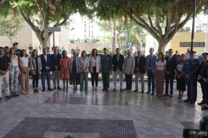 Foto de familia de las autoridades junto a los guardias civiles