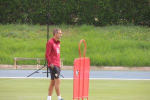 Garitano siempre atento a todo en el campo Anexo.
