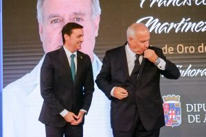 Martínez Amo besa el Escudo de Oro recién impuesto ante Javier Aureliano García.