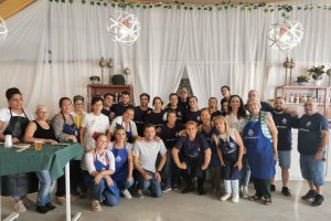 Trabajadores del Pao Blanco, una de las cofradías instaladas en al feria.