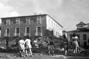 Varias vecinas en la Plaza Mayor de Albox y el conocido como Convento (ahora ayuntamiento) en 1973. Fotografía de Miguel Romero.