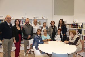 Autoridades municipales y vecinos durante la inauguración.