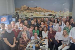 La totalidad de asistentes con una fotografía de la Alcazaba de fondo. El encuentro se celebró en el Ortuño’s Café del Puerto de Almería.