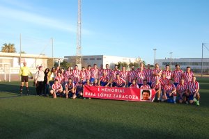 Todos quisieron posar con la pancarta del amigo.