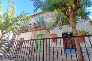 Fachada de la histórica vivienda de finales del siglo XIX.