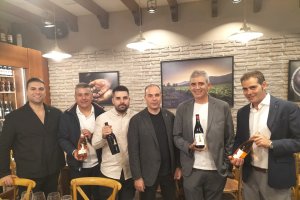 Pedro Martínez, presentando los vinos que se cataron rodeado de su equipo en Almería.