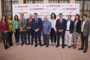 Foto de familia con Pedro Manuel de la Cruz, director de La Voz de Almería, ponentes, autoridades políticas y patrocinadores empresariales.