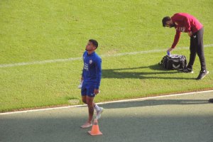 La imagen del día en el Almería: Robertone con la bota en la mano rumbo al vestuario.