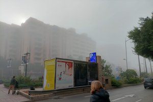 Niebla en la Rambla de Almería, este martes.
