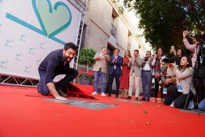 Álvaro Morte, descubriendo su estrella en el Paseo de la Fama.