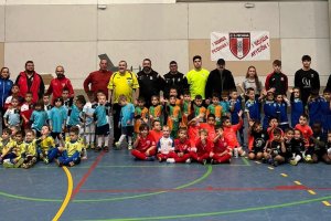 Los equipos posando en el centro de la pista.