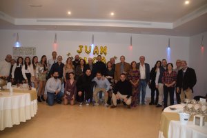 Juan Manuel Martínez, rodeado de todos los asistentes al homenaje con motivo de su jubilación celebrado en el Salón Medinaceli del Hotel Catedral.