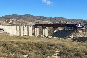 Imagen compartida por Sacyr en la que se ven los pilares alzados del viaducto