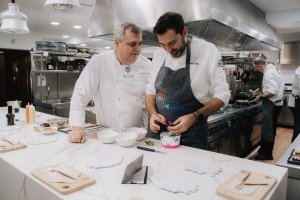 José Álvarez y David López, en la cocina de La Costa.