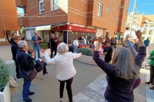 Vecinos bailando al ritmo de las gaitas.