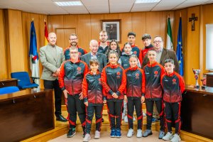 Un ayuntamiento con sus deportistas.