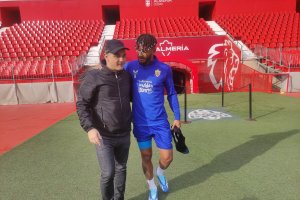 Joao saluda a Luis Suárez antes del entrenamiento.