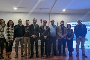 La corporación municipal posa junta a Jose María Ridao, Hijo Predilecto de la Villa.