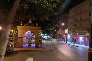 La Cruz de Caravaca mirando por sus vecinos y los clientes de \'La India\'.