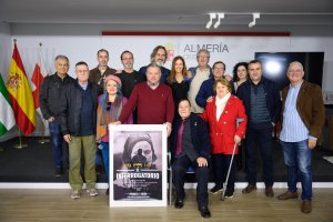 El equipo del filme y el concejal de Cultura de Almería, durante la presentación a los medios.