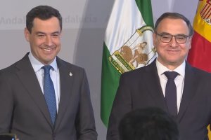 Juanma Moreno, presidente, y José Céspedes, rector de la UAL.