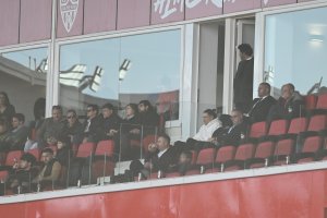 Darwin Núñez, de blanco, en el palco del Estadio de los Juegos Mediterráneos.