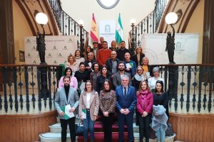 Foto de familia tras la entrega de ayudas en materia de drogodependencia a entidades locales y asociaciones.