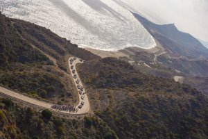 Una imagen preciosa del pelotón de la Women Cycling Pro Costa de Almería.