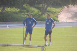 César Montes y Milovanovic, este lunes en el campo Anexo. 