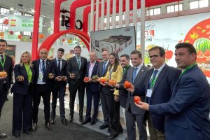 Diferentes autoridades políticas en el stand de la CASI.